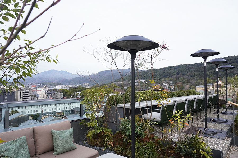 宿泊者限定の「ルーフトップバー」では、お酒以外にコーヒーなども楽しめる（Lmaga.jp撮影）