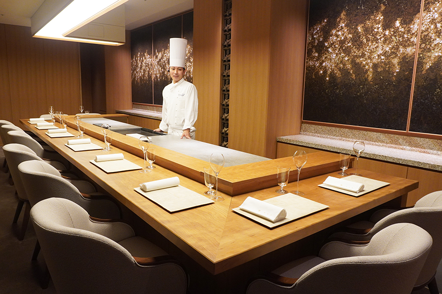 「帝国ホテル 京都」内にあるカウンターでライブ感満載のフランス料理店「練」（Lmaga.jp撮影）