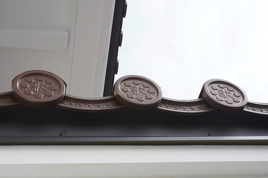 銅板屋根や飾り物金が復元されている（Lmaga.jp撮影）