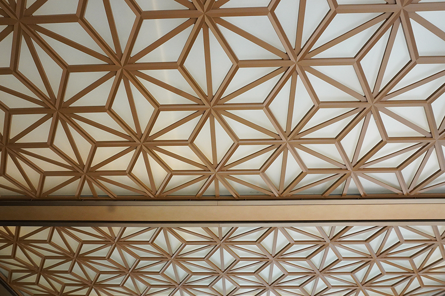 車寄せの天井には「弥栄会館」時代にホールの緞帳上部の壁に使用されていた麻の葉のデザインが採用されている。魔除けの意味もあるのだとか（Lmaga.jp撮影）
