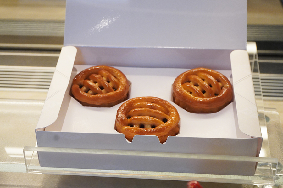 「ペストリーショップ」で販売される京都限定のお菓子。舞妓や芸妓が食べやすい大きさが特徴のブルーベリーパイ。価格などの詳細は3月5日に公開（Lmaga.jp撮影）