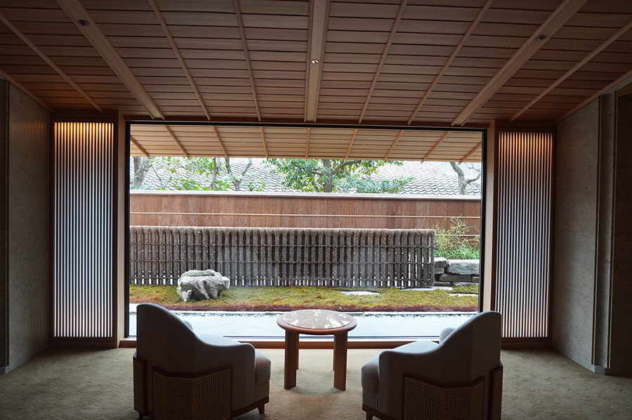 「帝国ホテル 京都」宿泊者用のラウンジ。「空間の水平方向の広がり」を意識して設計されており、開放感のある空間に仕上がっている（Lmaga.jp撮影）