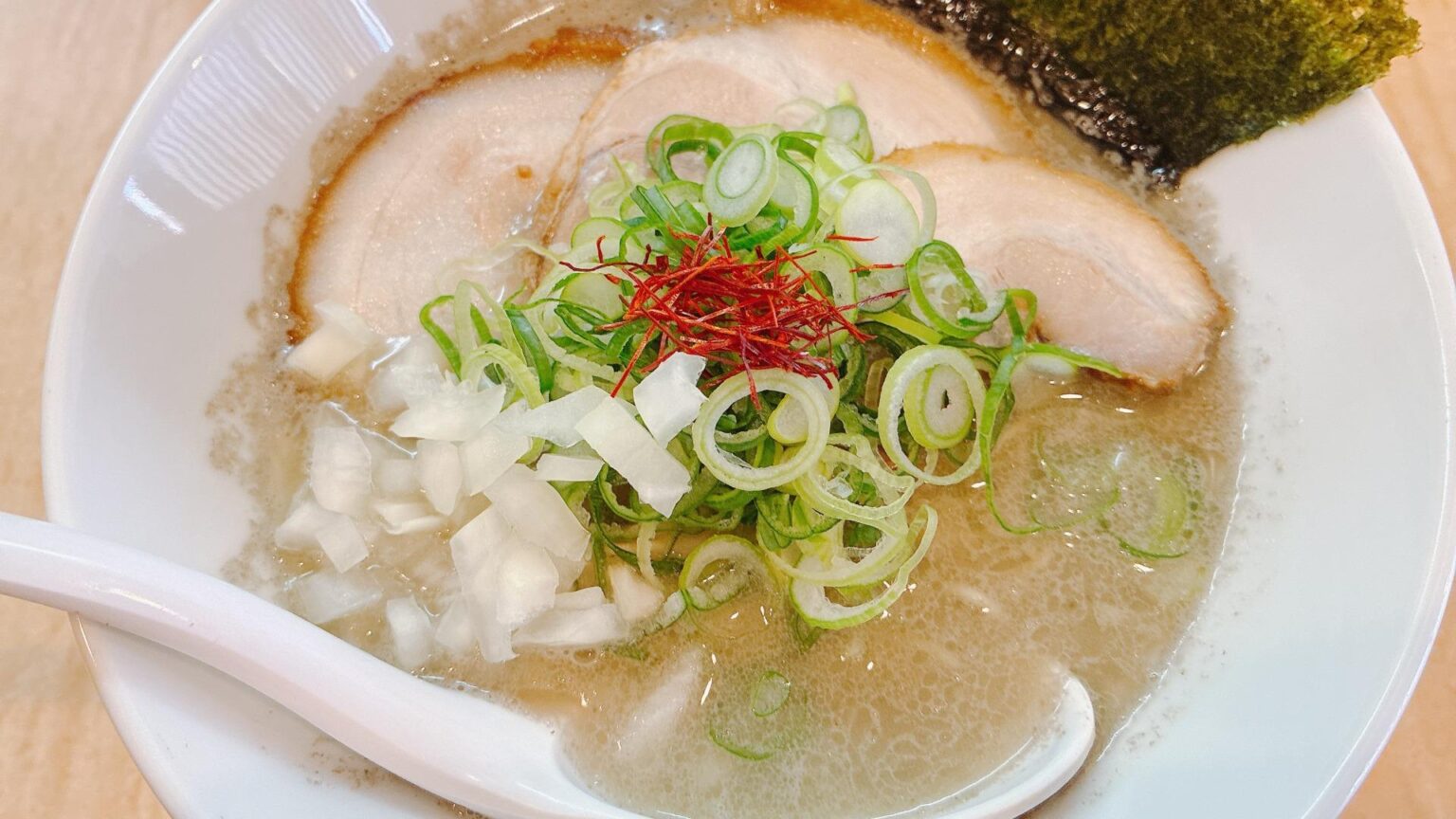 【京都市左京区】衝撃のセメント色！濃厚なのに飲み干せる旨味たっぷりの煮干しラーメン（みやこ） - エキスパート - Yahoo!ニュース