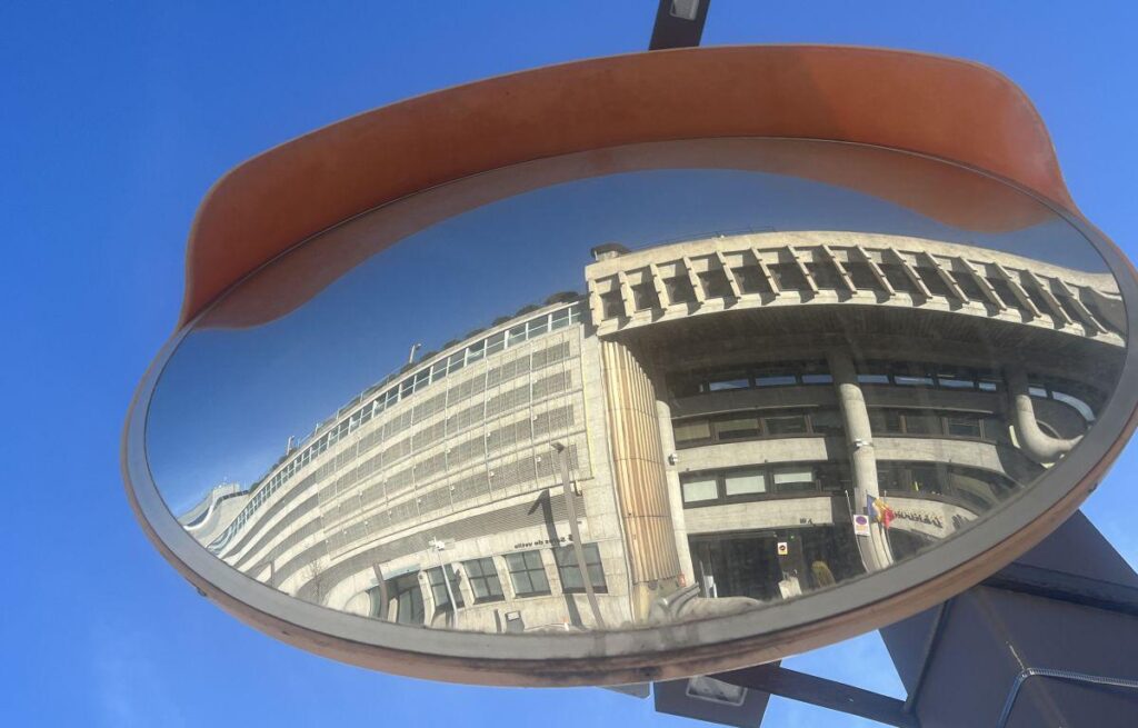 政府は必要な情報をすべて持たないまま、職務の再分類を承認した