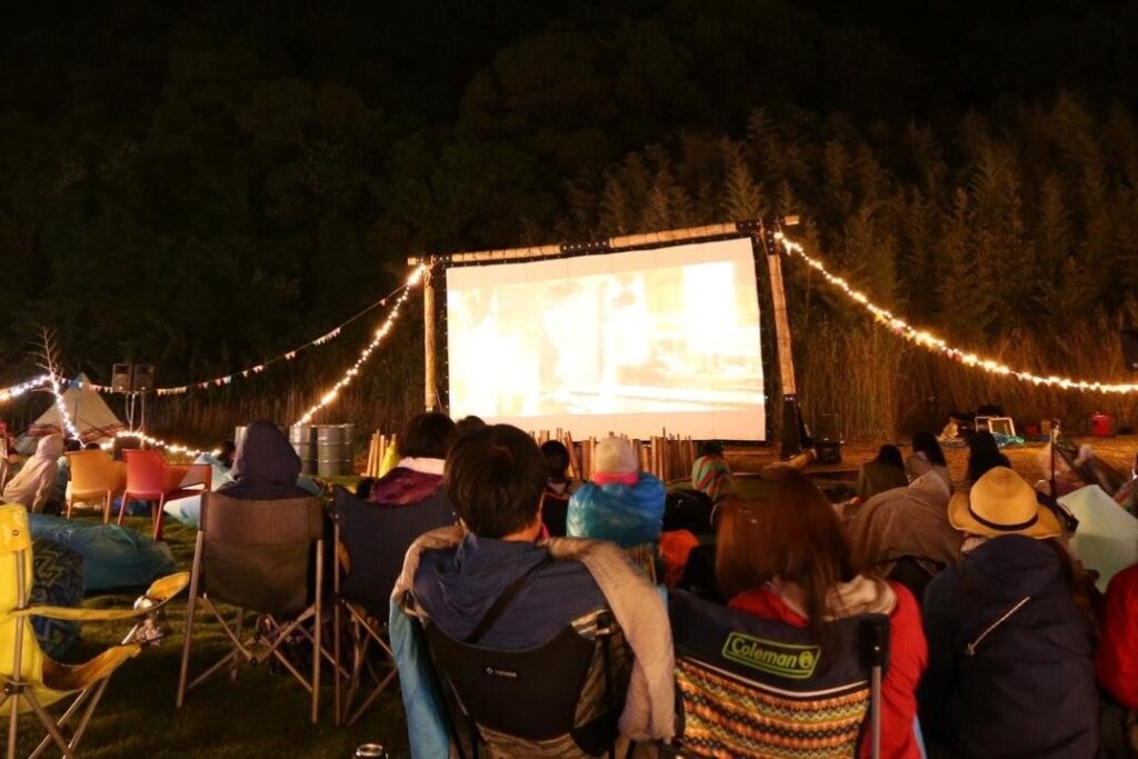 和歌山の無人島で野外映画イベント、ビーチでのキャンプや音楽ライブも - ファッションプレス