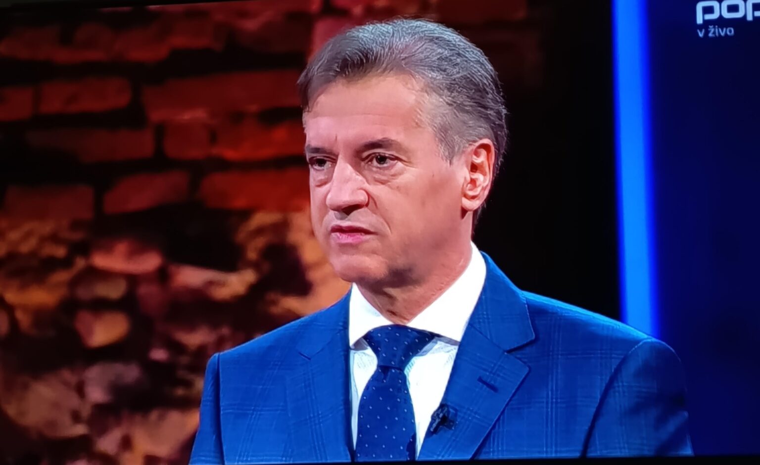 彼に少し水を与えてください...