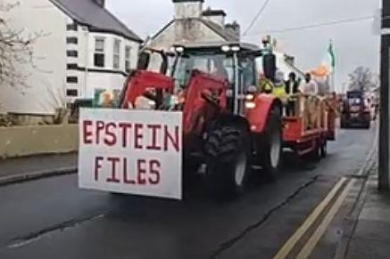 「恐るべき判断の失敗」－バリンローブ聖パトリックデーのパレードの「エプスタイン・ファイル」フロートが非難される