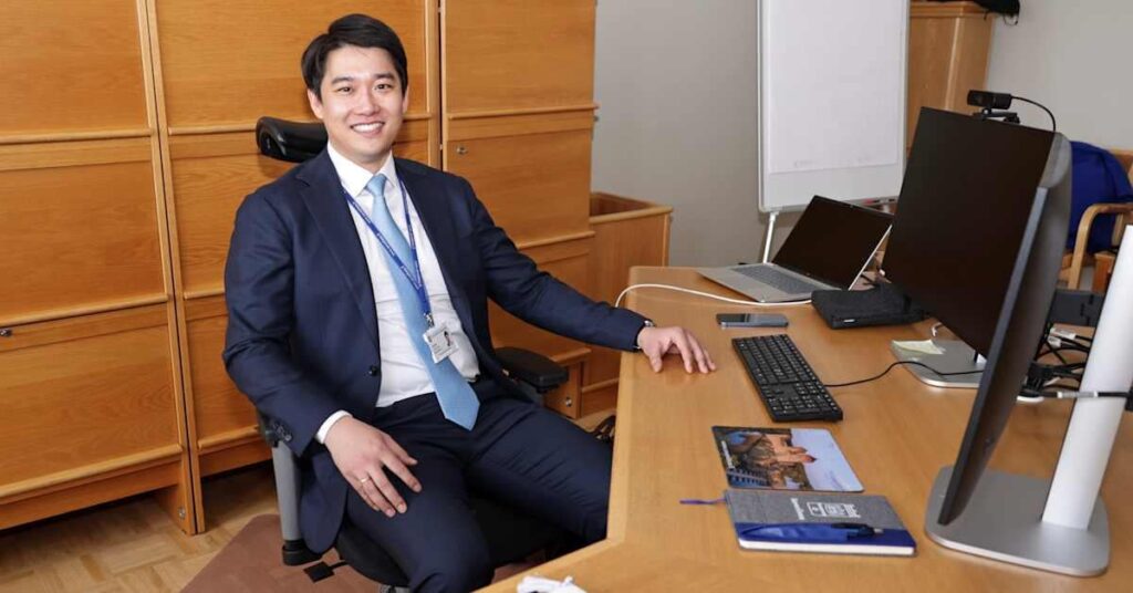 フィンランド本土初の外国生まれの自治体指導者と伝えられる丁馬氏に関するYLEの新しい記事