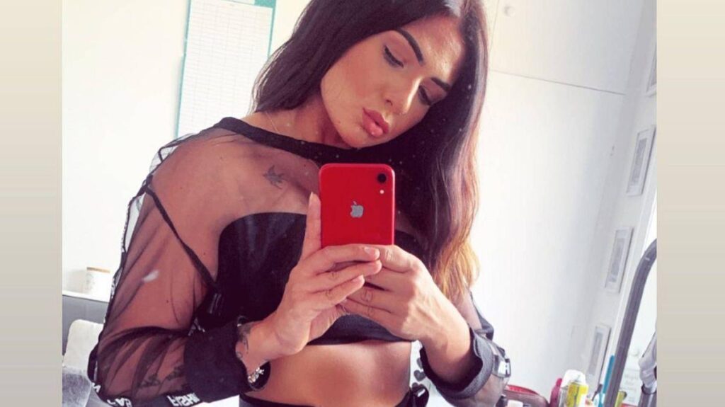 刑務官は強姦犯と40回セックスし、刑務所から精子を密輸しようとした