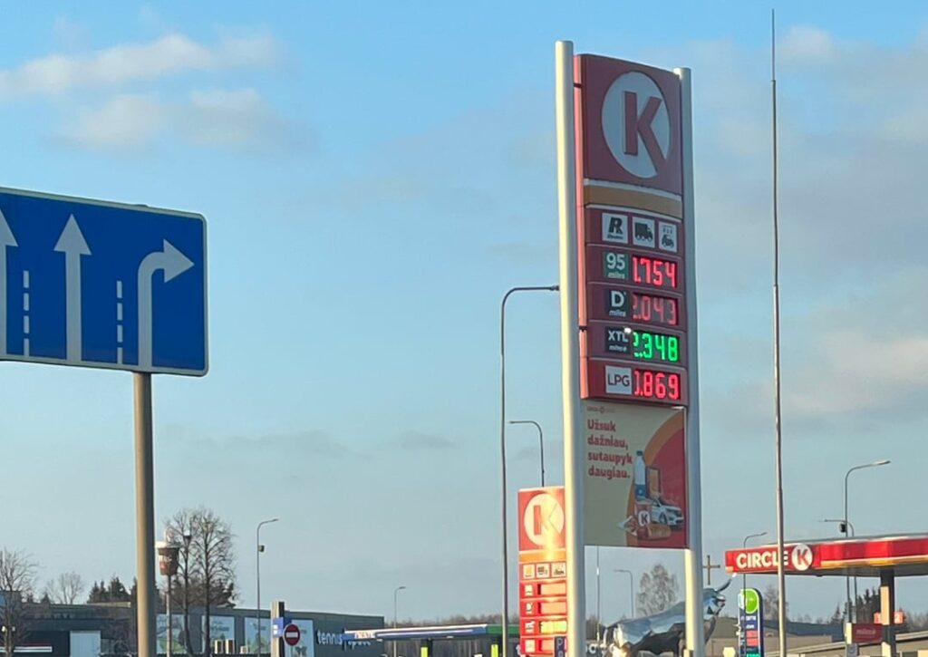 交差点 1 つ - ガソリン スタンド 2 つ