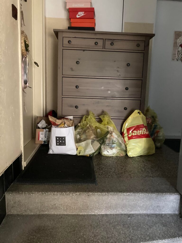 隣人は廊下の外に別の部屋を作った