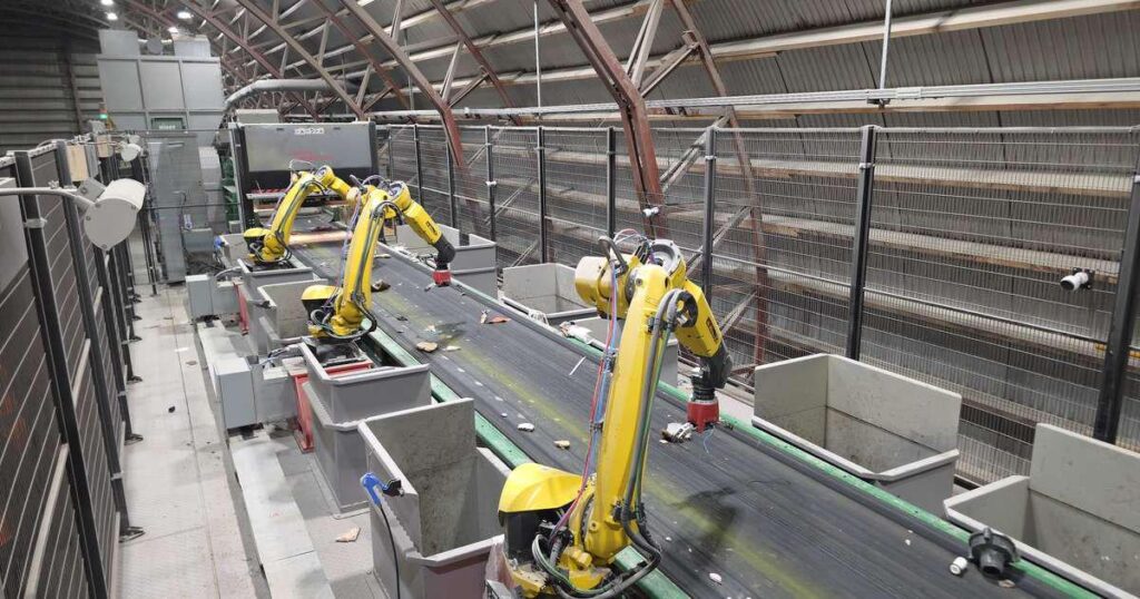 3 台のロボットが丁寧にゴミを分別