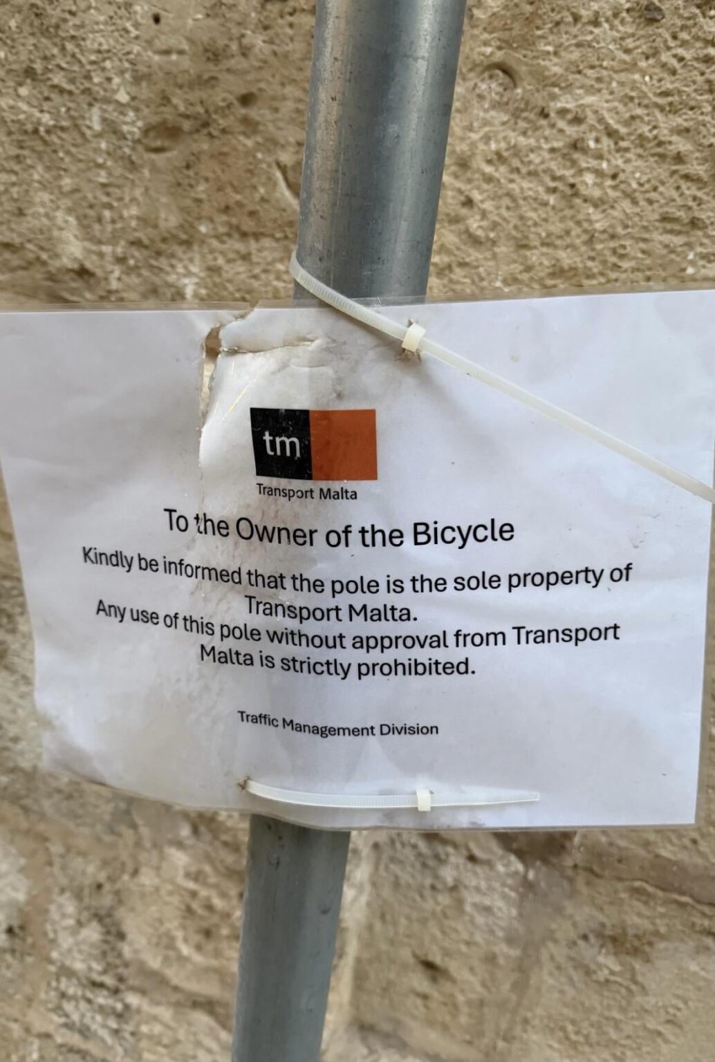 財務省の前であのポールを使う大胆な自転車乗りがいるだろうか？