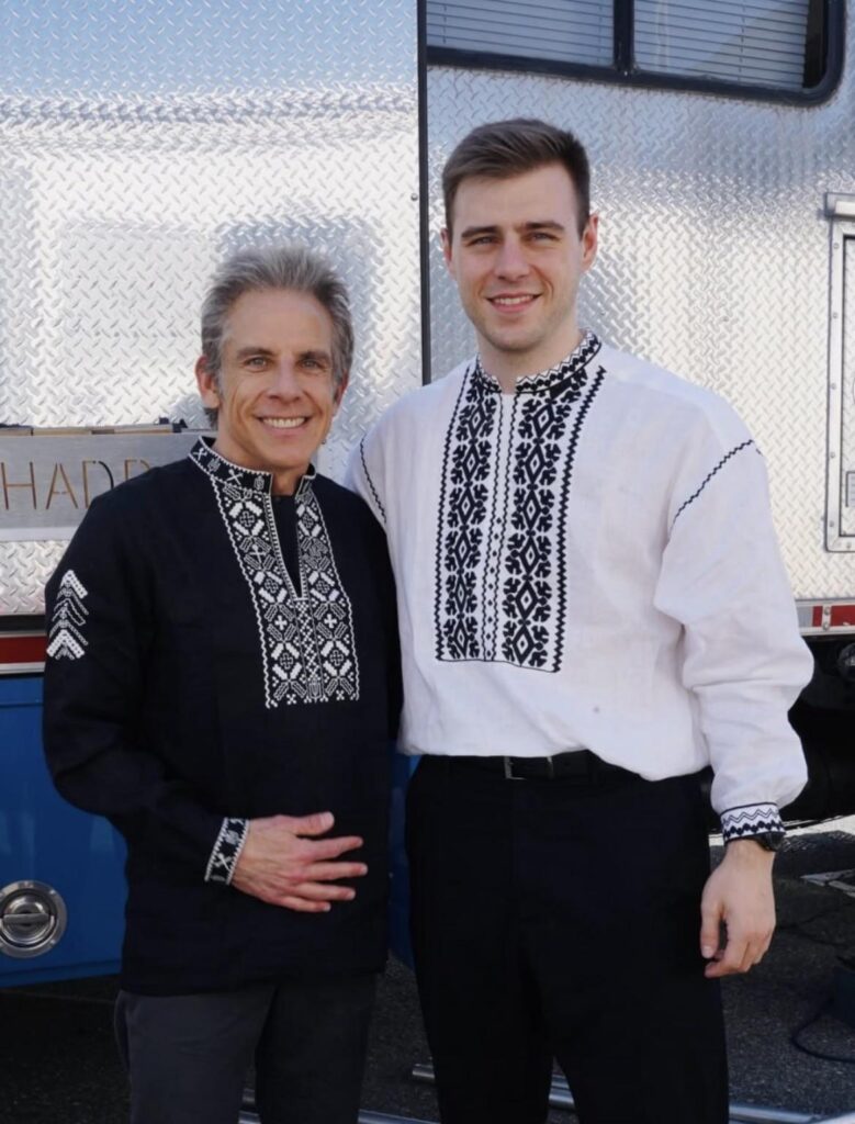 ウクライナのスケルトンレーサー、ウラディスラフ・ヘラスケビッチがアメリカの俳優ベン・スティラーにヴィシヴァンカを贈った