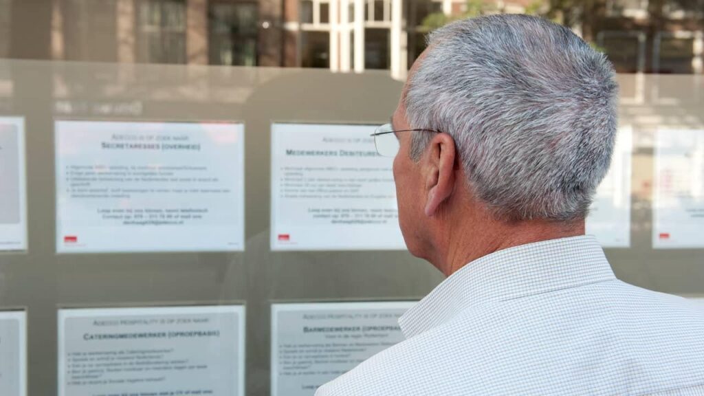 高齢失業者は国民年金の受給開始年齢引き上げで大きな打撃を受ける