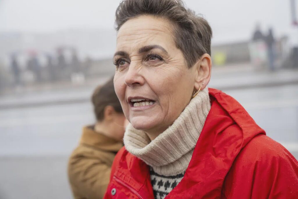 SF は産休中ずっと給料を全額支払って働きます