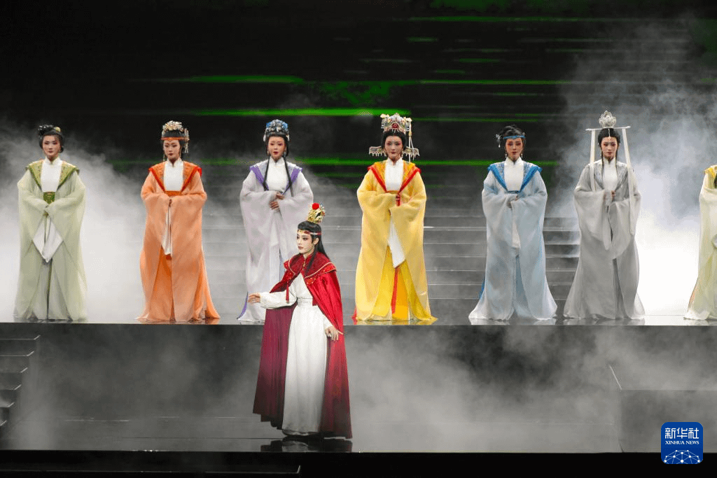 浙江小百花越劇院青春越劇《我的大觀園》春節期間在桃園展覽中心演出。（新華社）