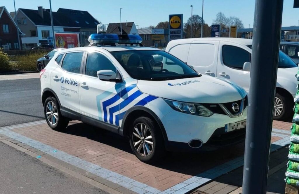 ゾッテゲムのリドルを訪問中、障害者用スペースにサービスカーを駐車する警察官