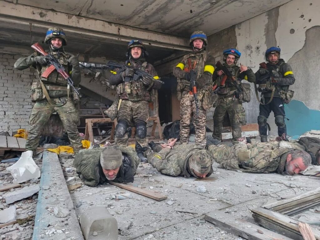 「何人かのロシア人観光客がクピアンスク近くの村に到着した。地元の“ツアーガイド”がすぐに彼らをチェックインさせた。」 2026 年 3 月 30 日