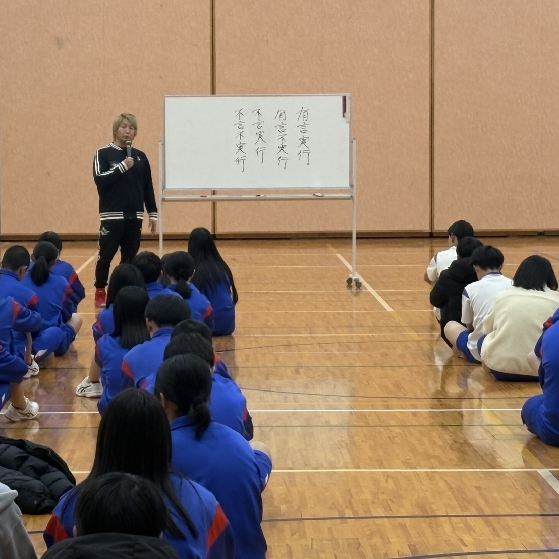 夢授業で熱弁を振るう日高郁人