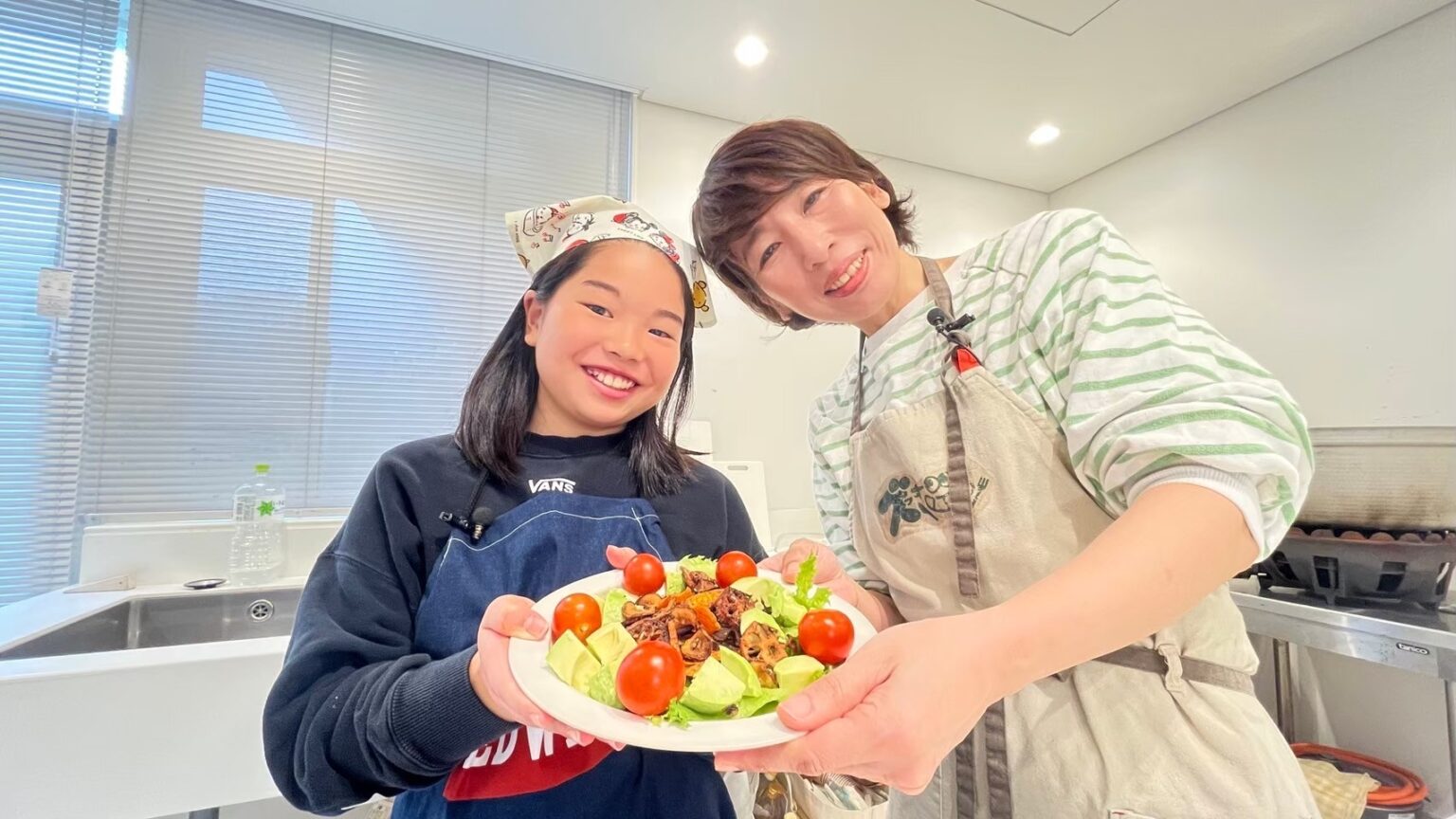 野菜メニューコンクールを受賞した小学生が、野菜ソムリエと一緒に受賞作品を作りました【山口県周南市】 | NEWSCAST 審査の様子