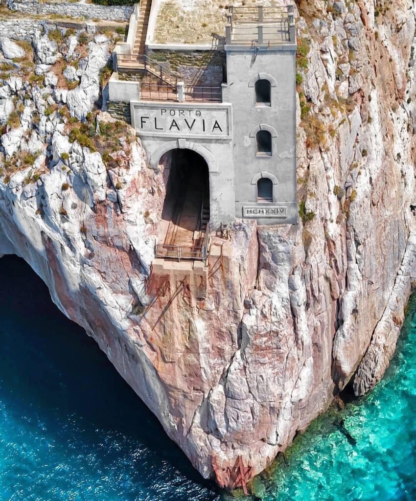 1924 年に建設されたポルト フラビアの港。イタリア、サルデーニャ州スルシス イグレシエンセ