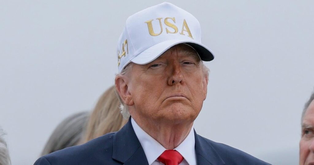 戦争でさらに多くの死者が出る中、トランプ大統領がゴルフで非難される