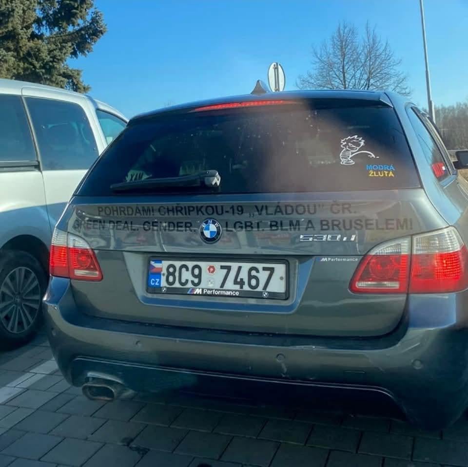 家族の前でバカであるだけでは不十分で、それを全世界に知ってもらいたいとき