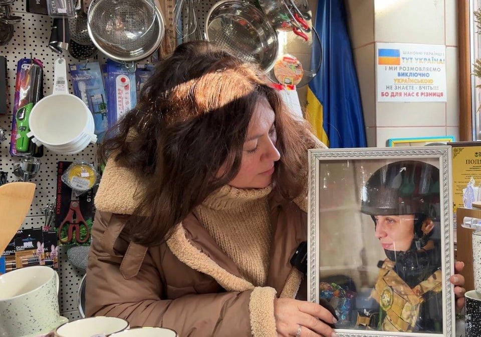 マリウポリ難民はストルイで孫娘を育てている。彼ら自身の娘であるアゾフ兵は、2022年からMIAとなっている