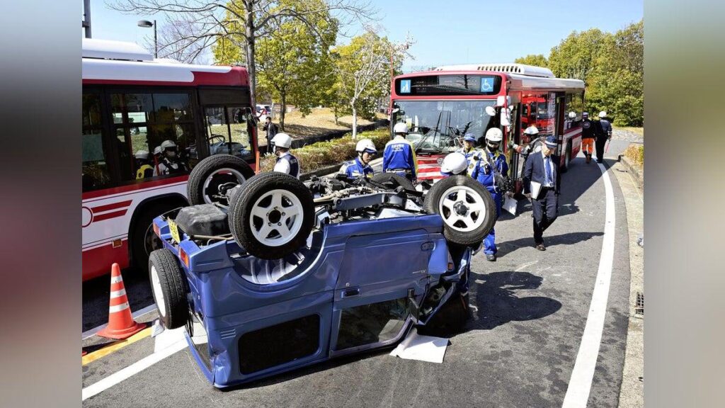 バスと軽乗用車が衝突、乗客ら１２人搬送…京大桂キャンパス付近、命に別条なし