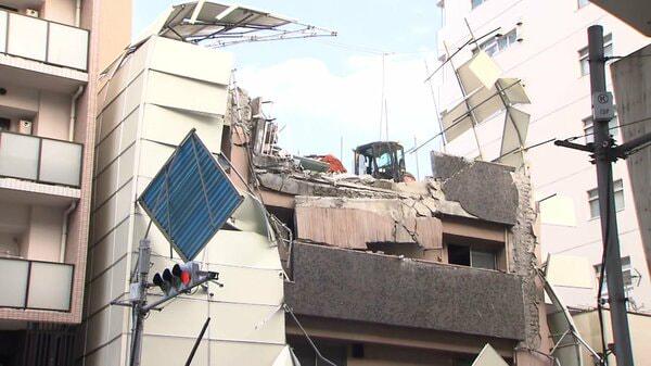 「聞いたことがない地響き」解体現場でがれきが崩落 けが人なし 歩道と車道の一部が通行不能に 東京・北区