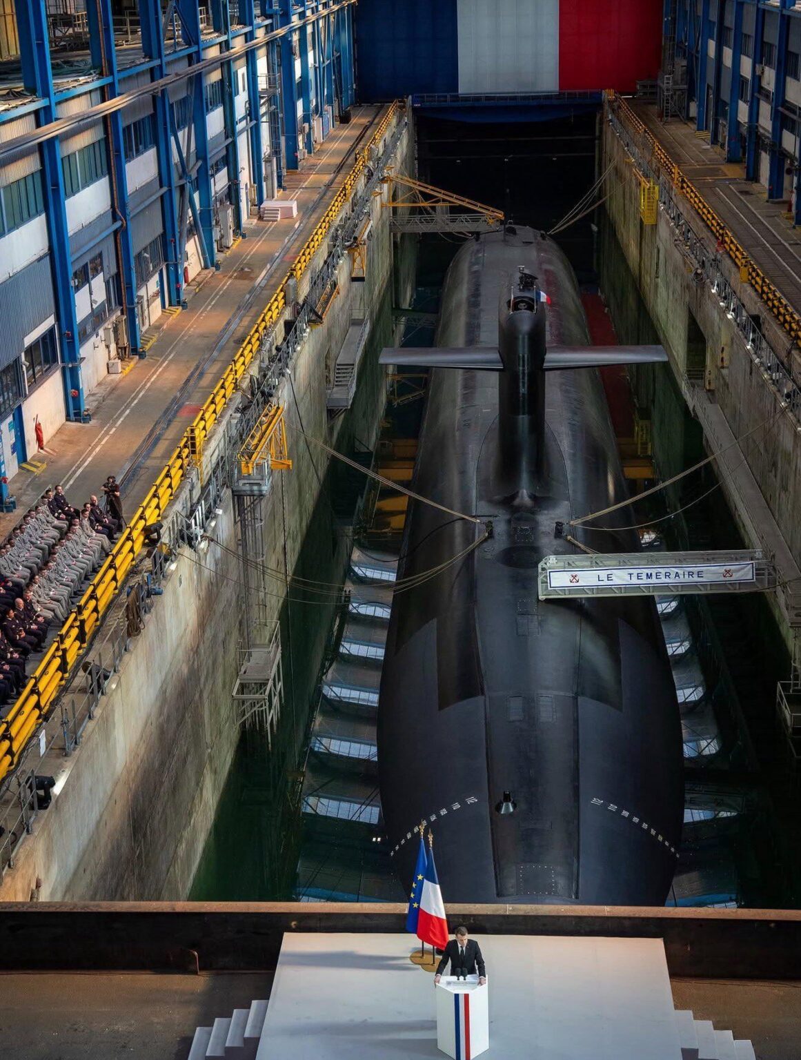 彼はそこでマヌを曲げた。