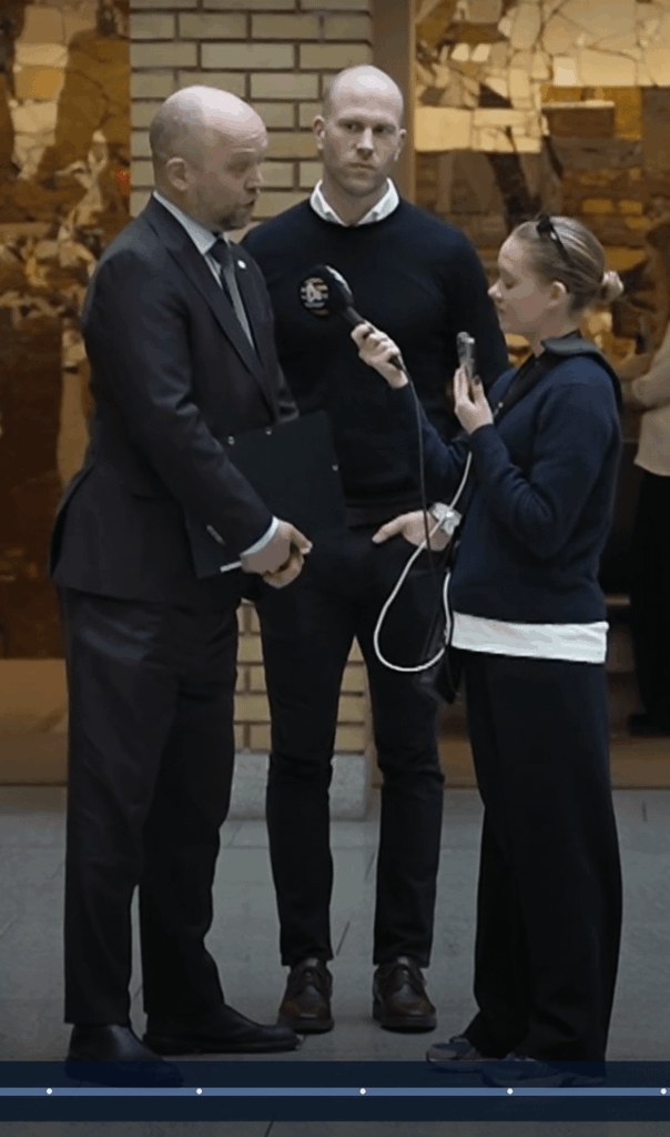 ヴェダムはトランプの奇妙な姿勢を真似る