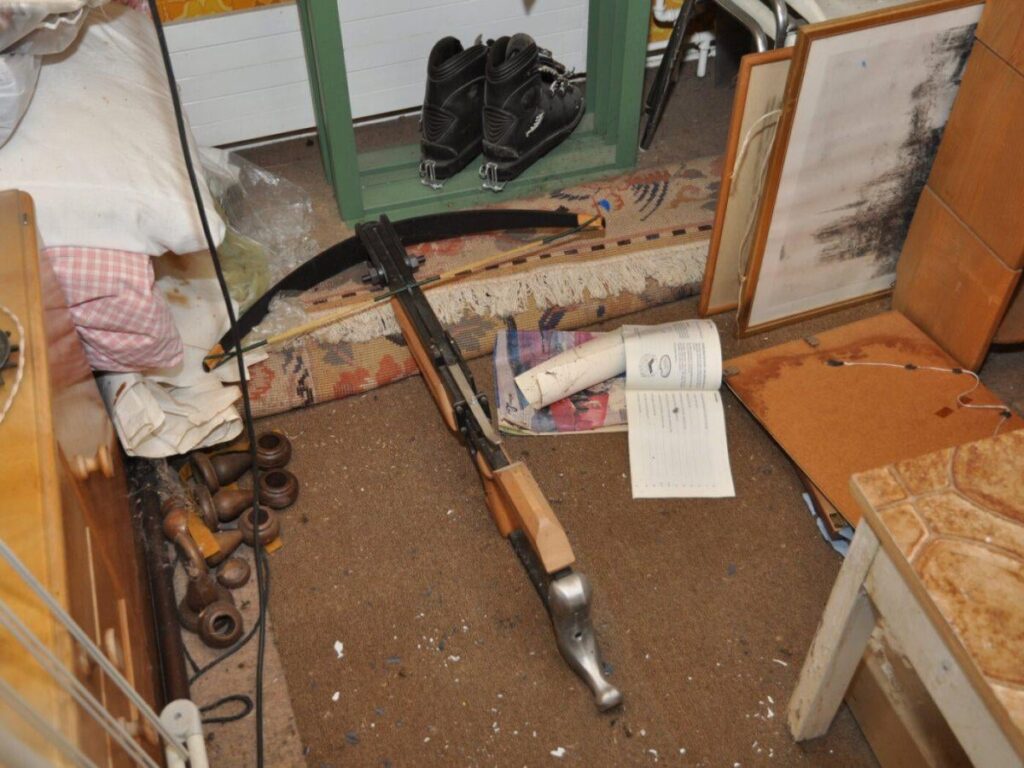 スイスで見知らぬ人にクロスボウ攻撃で男逮捕