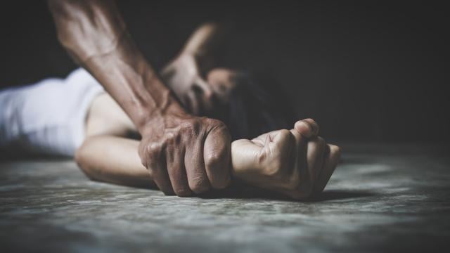 ハニアで5人による集団強姦を未成年者が通報 - 彼らは行為をビデオ撮影