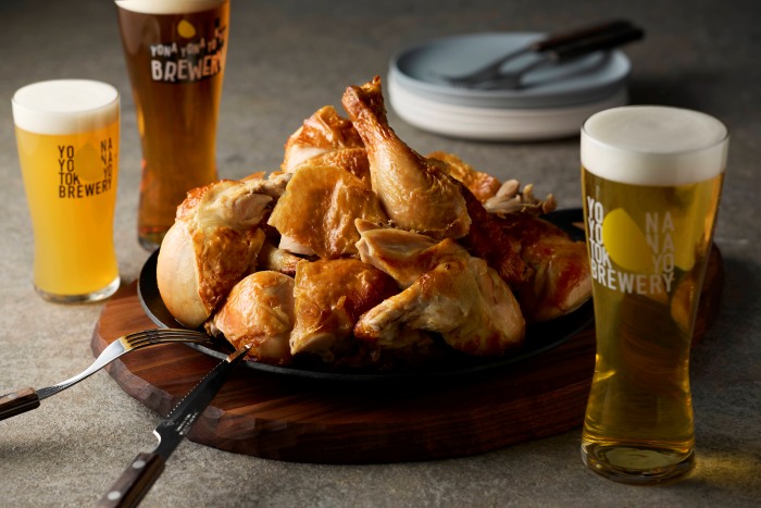 ローストチキンを中心に3杯のビールが周囲に置いてある様子