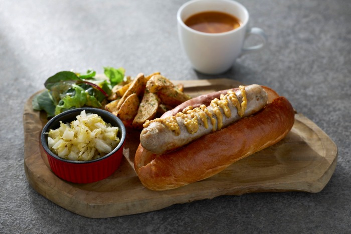 自家製ホットドッグと小鉢のランチセットの様子