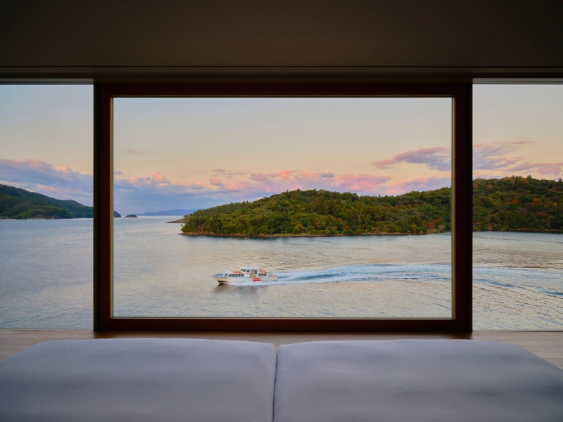 客室の窓から見える海と船の写真