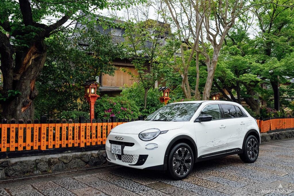 「フィアット600eが公用車に!?」日本・イタリア国交160周年で京都市が採用！「波」モチーフの特別デザイン | Motor Fan｜自動車情報のモーターファン