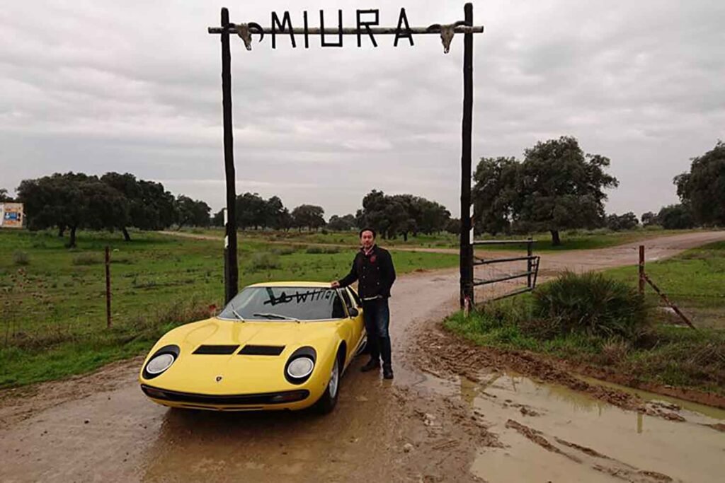 聖地ミウラ牧場へ！ ランボルギーニ「ミウラ」車名の由来を「ミウラ」に乗ってたどる旅【ミウラ生誕60周年_11】 | AUTO MESSE WEB（オートメッセウェブ） 〜クルマを文化する 〜