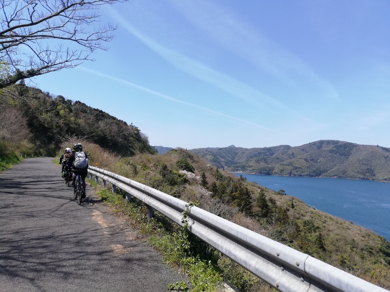 自転車アクティビティ中の写真。右手に青い海が見えている
