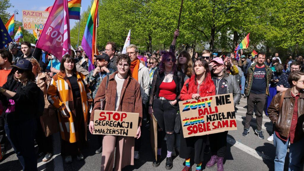 LGBTの抗議活動がポーランドに同性結婚を認めるよう求める