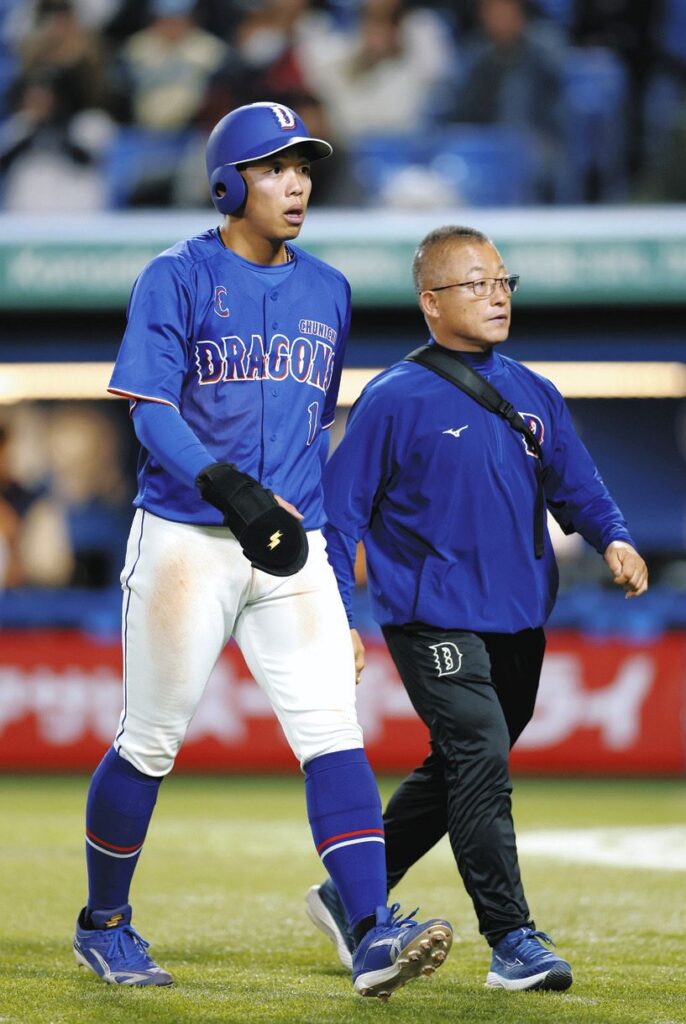 ５回表無死一塁、打者田中のとき、けん制で帰塁した後ベンチへ戻る岡林