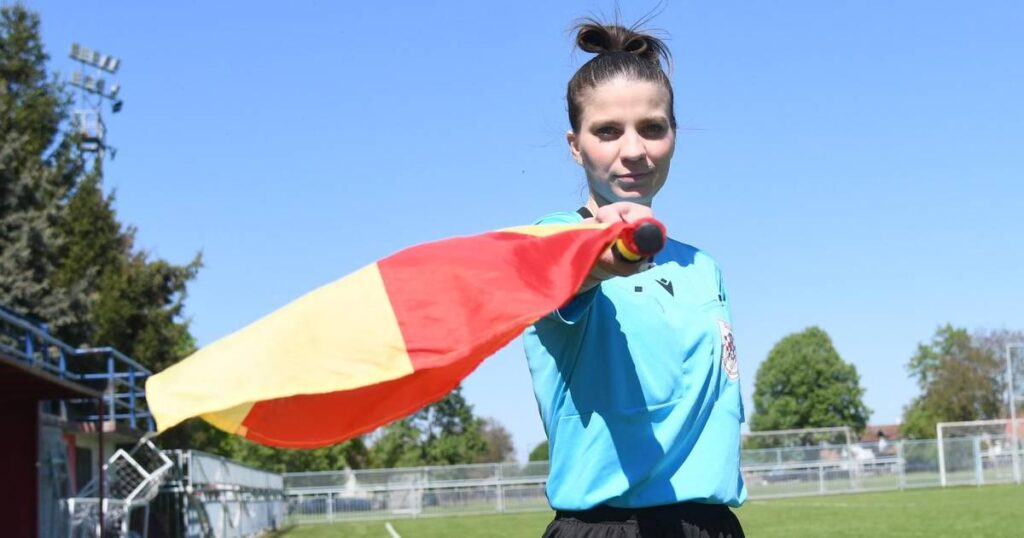 スタンドからは「バカだ」「料理しろ」と怒鳴られますが、私はサッカーを諦めたわけではありません…。