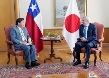 着席し、会談を行う、両大臣の様子