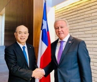 ロハス駐日大使と握手する柘植副大臣