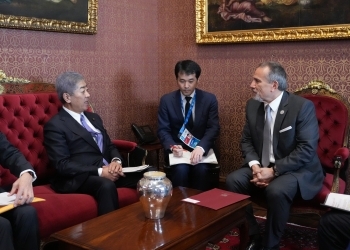 通訳を挟んで会談中の両大臣の様子