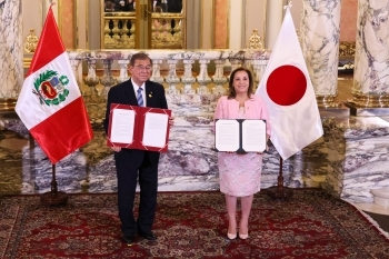 署名した共同声明を見せる石破総理大臣とペルー大統領