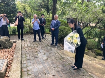 献花のための黙祷を捧げる生稲外務大臣政務官