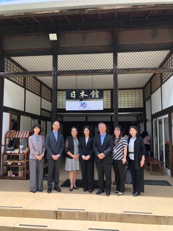 日本館幹部らとともに集合写真の撮影に応じる生稲外務大臣政務官